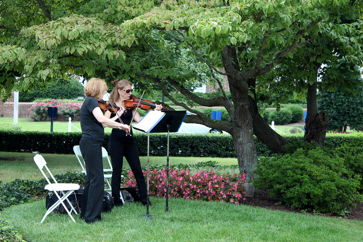 Jolie Deux RVA Violin Duo playing an outdoor wedding in Richmond, Virginia
